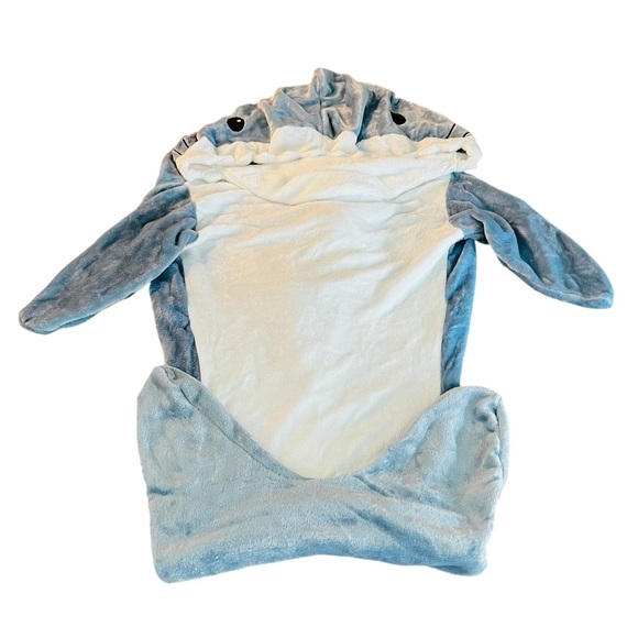 Shark-Themed Plush Pajama Blanket in Blue and White Size Medium NWT - Picture 1 of 10